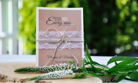Hochzeitseinladung mit Spitze weiß Kraftpapier Vintage diy