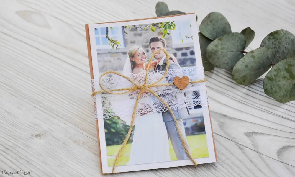 Hochzeitseinladung mit Spitze und Kraftpapier diy