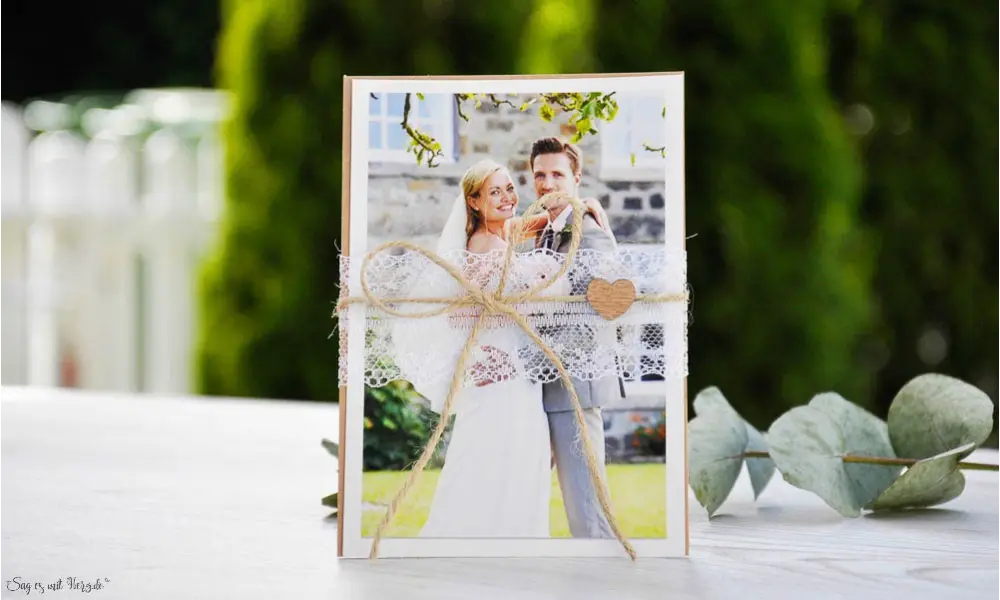 Hochzeitseinladung mit Spitze und Kraftpapier diy