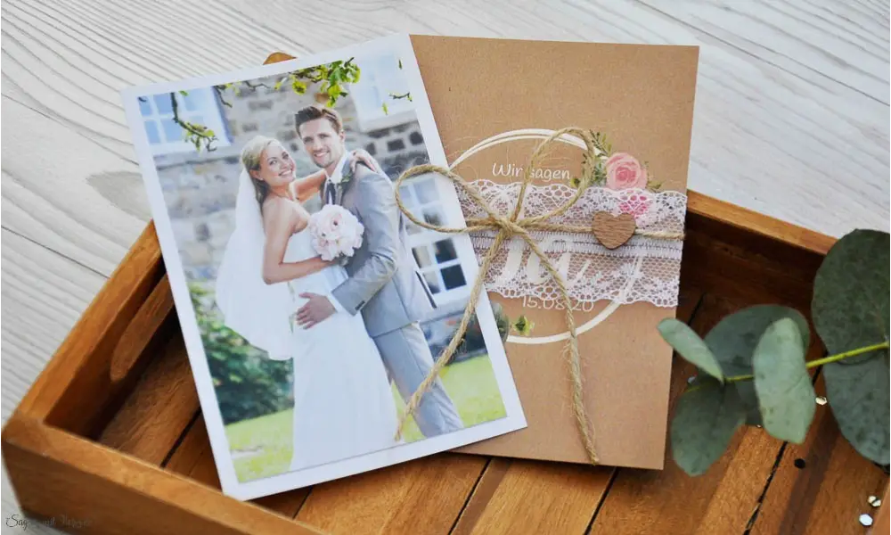 Hochzeitseinladung floral Vintage Spitze weiß Kraftpapier Blumen diy