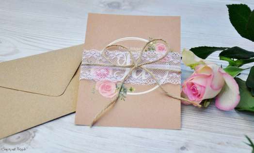 Hochzeitseinladung floral Vintage Spitze weiß Kraftpapier Blumen diy