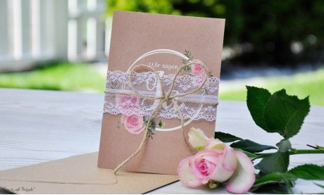 Hochzeitseinladung floral Vintage Spitze weiß Kraftpapier Blumen diy