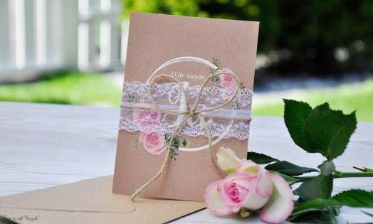 Hochzeitseinladung floral Vintage Spitze weiß Kraftpapier Blumen diy