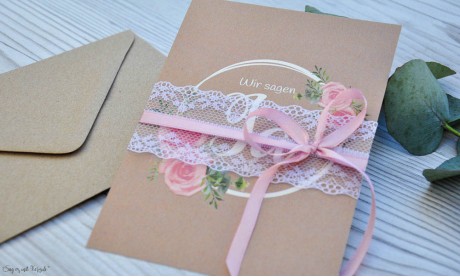 Hochzeitseinladung floral Vintage Spitze weiß Kraftpapier Blumen diy