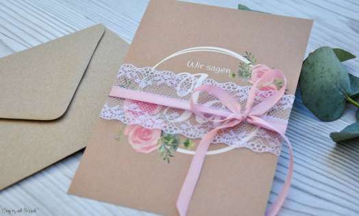 Hochzeitseinladung floral Vintage Spitze weiß Kraftpapier Blumen diy