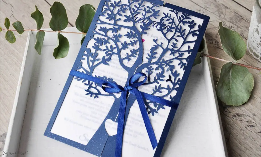 Hochzeitseinladungen Lasercut Spitze dunkelblau Baum Vintage navy blue Laserschnitt
