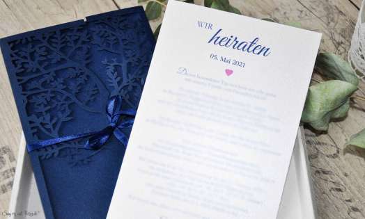 Hochzeitseinladungen Lasercut Spitze dunkelblau Baum Vintage navy blue Laserschnitt