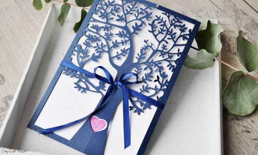 Hochzeitseinladungen Lasercut Spitze dunkelblau Baum Vintage navy blue Laserschnitt