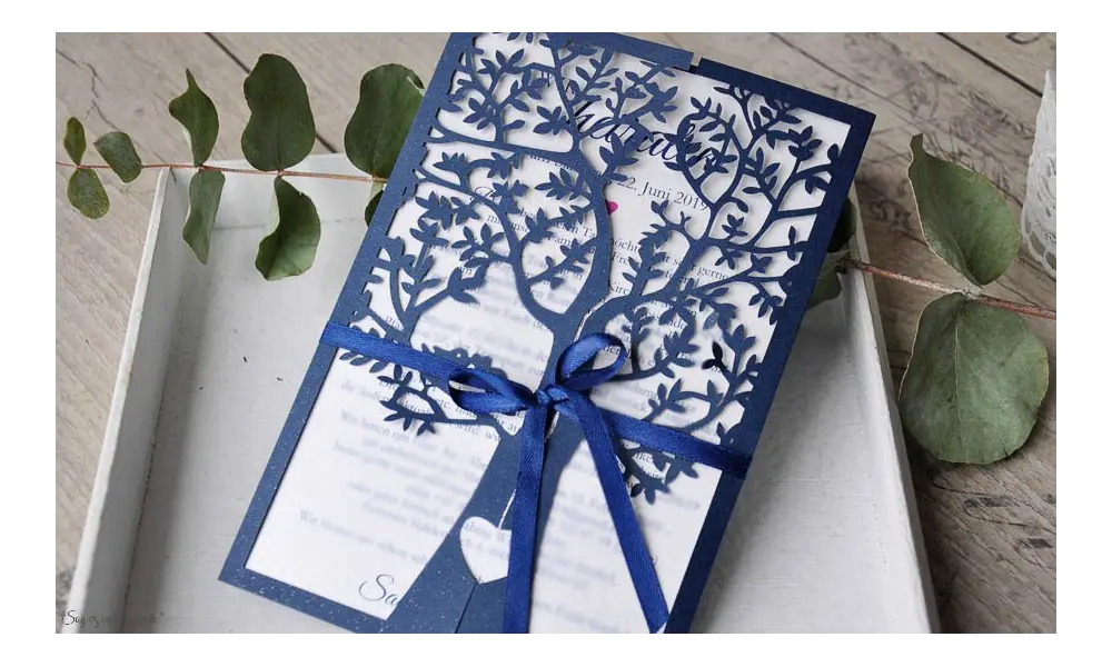 Hochzeitseinladungen Lasercut Spitze dunkelblau Baum Vintage navy blue Laserschnitt