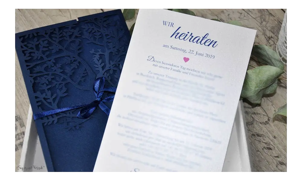 Hochzeitseinladungen Lasercut Spitze dunkelblau Baum Vintage navy blue Laserschnitt