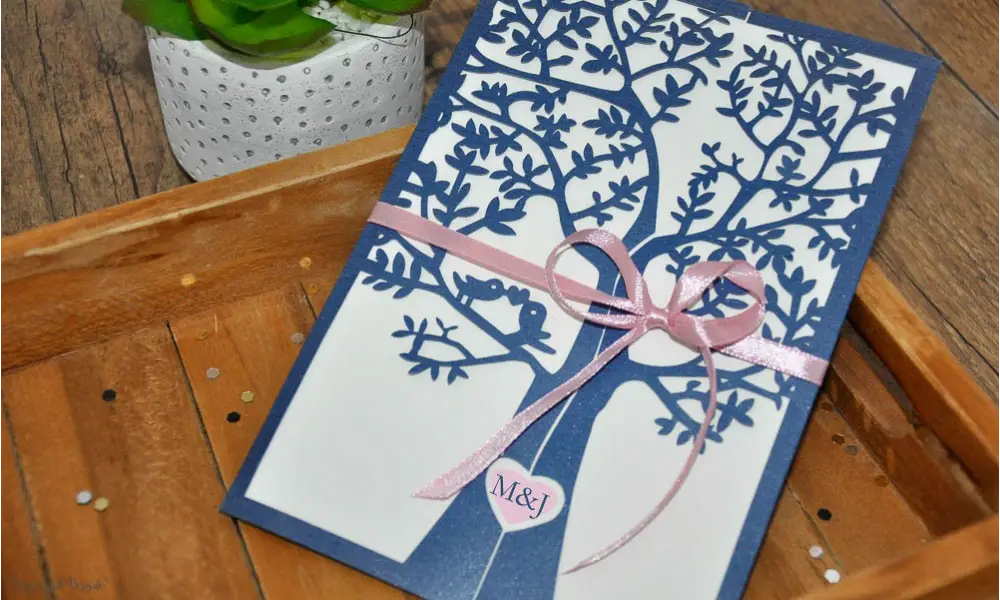 Einladungskarten Hochzeit Lasercut Spitze blau rosa Baum Vintage