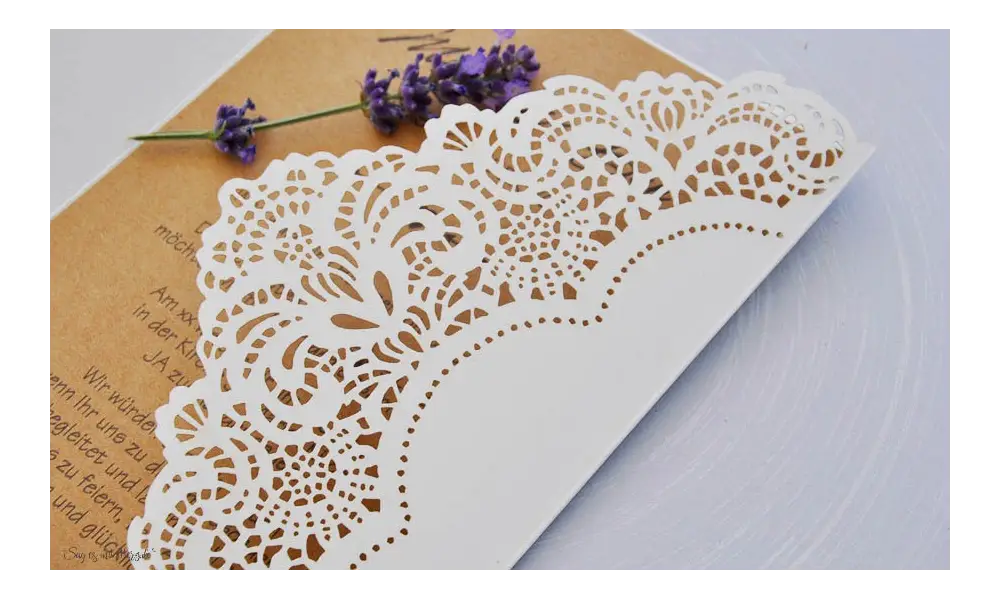 Lasercut Hochzeitskarten gestalten lassen, edle Vintage Spitze Kraftpapier