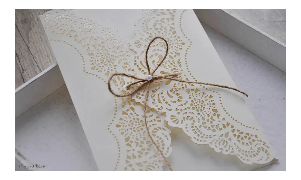 Lasercut Hochzeitskarten gestalten lassen, edle Vintage Spitze