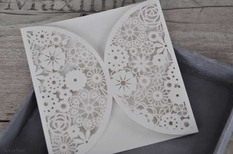 Laser cut Hochzeitseinladungen Blumen, Vintage Kraftpapier