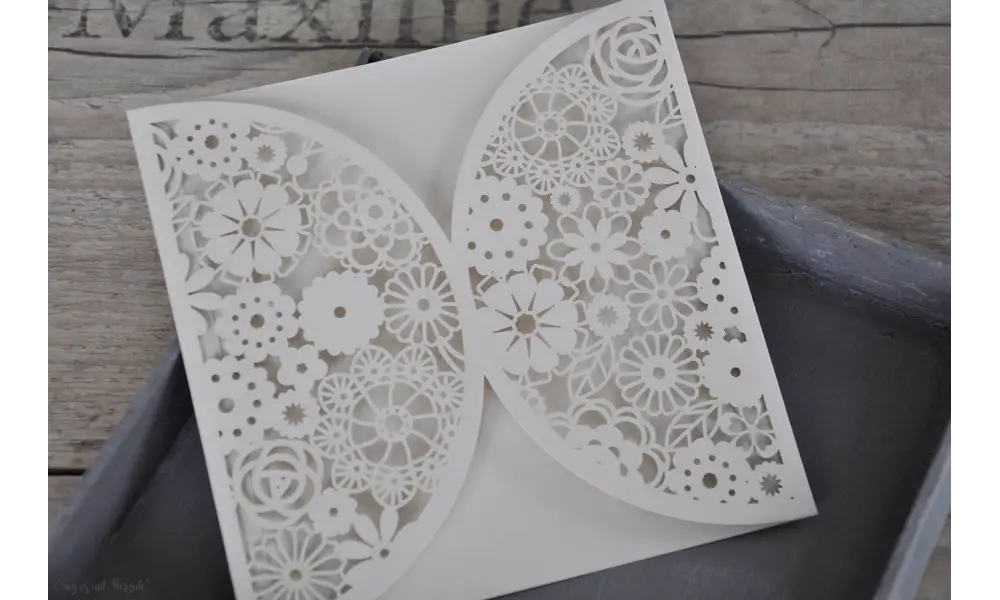 Laser cut Hochzeitseinladungen Blumen, Vintage Kraftpapier
