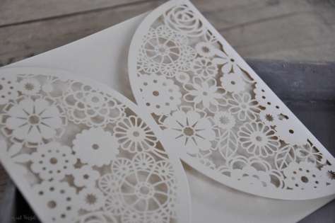 Laser cut Hochzeitseinladungen Blumen, Vintage Kraftpapier