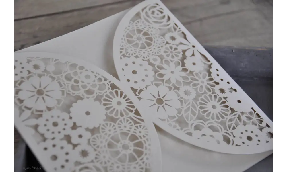 Laser cut Hochzeitseinladungen Blumen, Vintage Kraftpapier