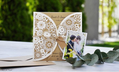 Laser cut Hochzeitseinladungen Blumen, Vintage Kraftpapier
