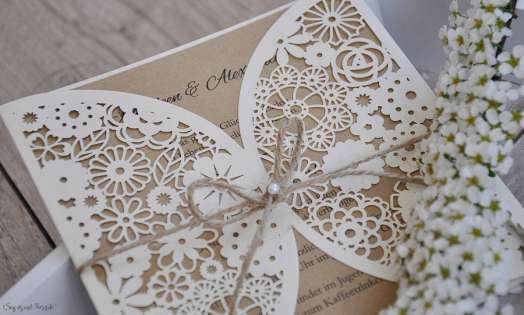 Laser cut Hochzeitseinladungen Blumen, Vintage Kraftpapier