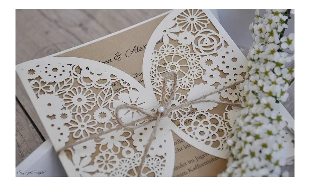Laser cut Hochzeitseinladungen Blumen, Vintage Kraftpapier