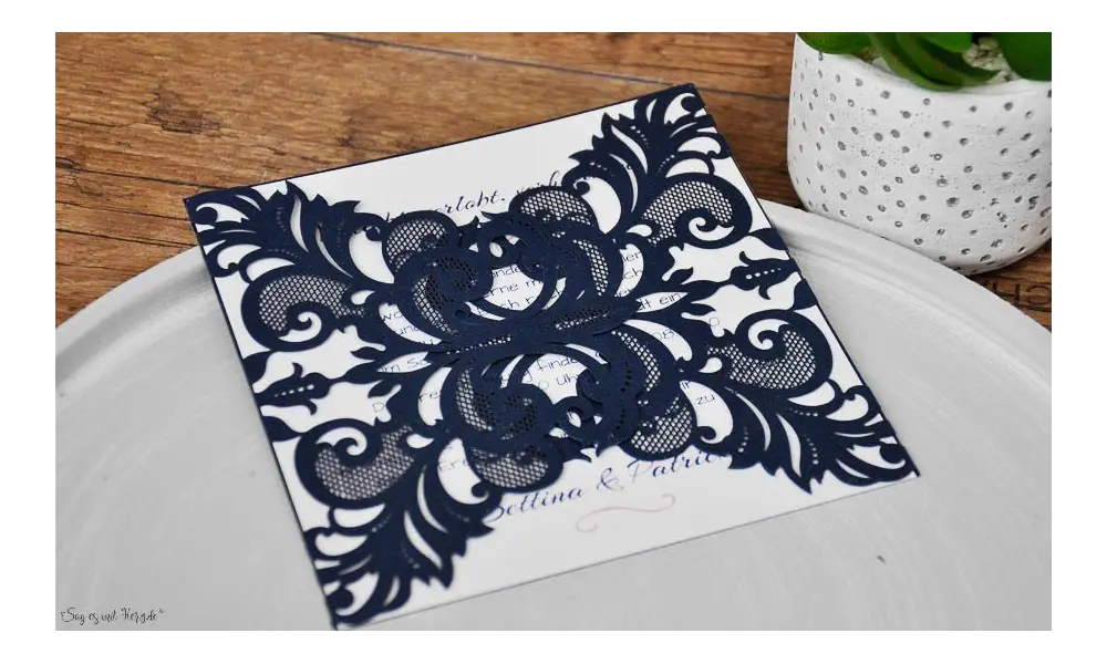Edle Lasercut Einladungskarten Hochzeit Spitze blau rosa, navy blue, blush pink, Vintage