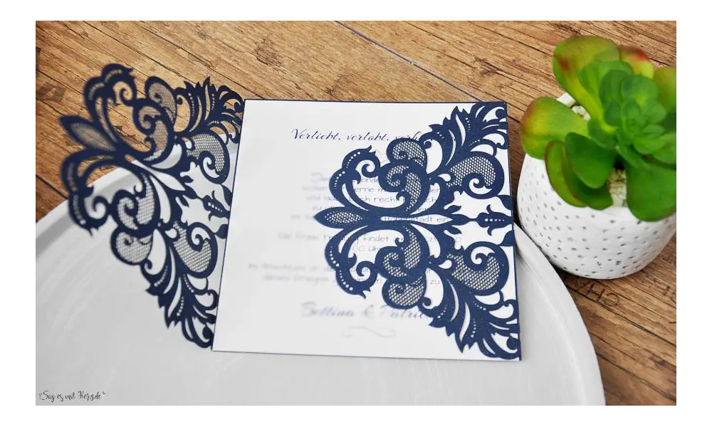 Edle Lasercut Einladungskarten Hochzeit Spitze blau rosa, navy blue, blush pink, Vintage