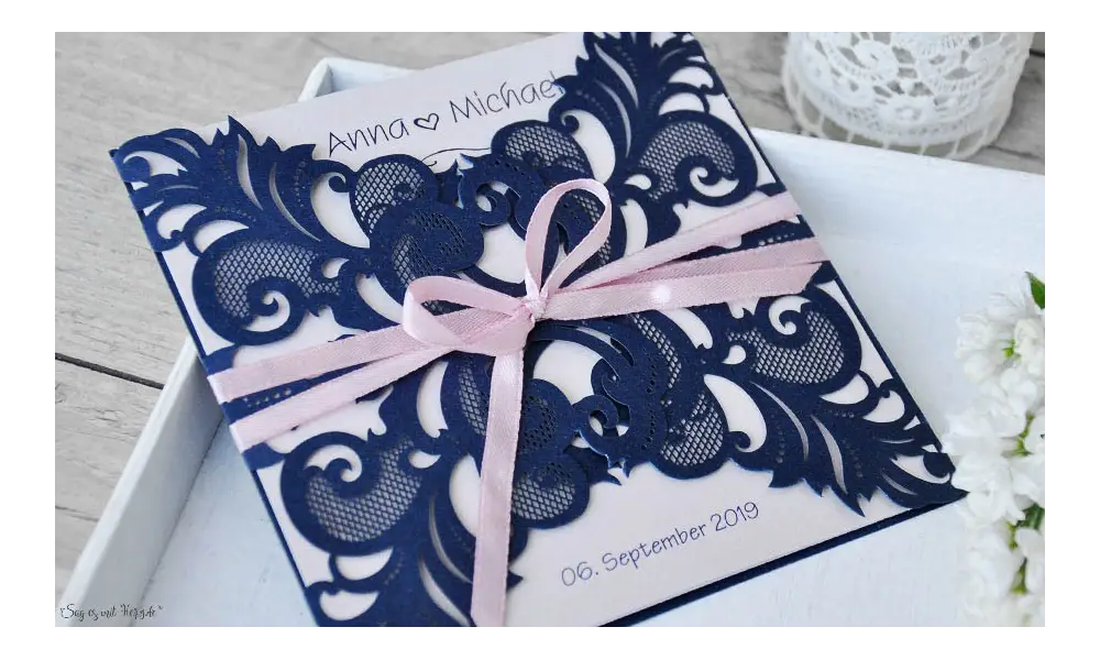 Edle Lasercut Einladungskarten Hochzeit Spitze blau rosa, navy blue, blush pink, Vintage