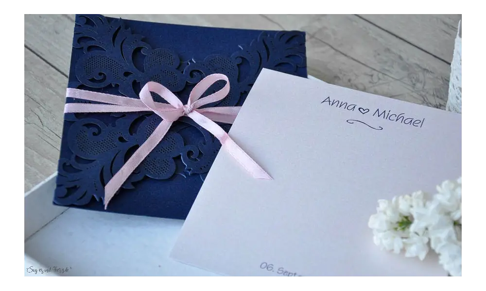 Edle Lasercut Einladungskarten Hochzeit Spitze blau rosa, navy blue, blush pink, Vintage