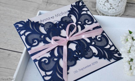 Edle Lasercut Einladungskarten Hochzeit Spitze blau rosa, navy blue, blush pink, Vintage
