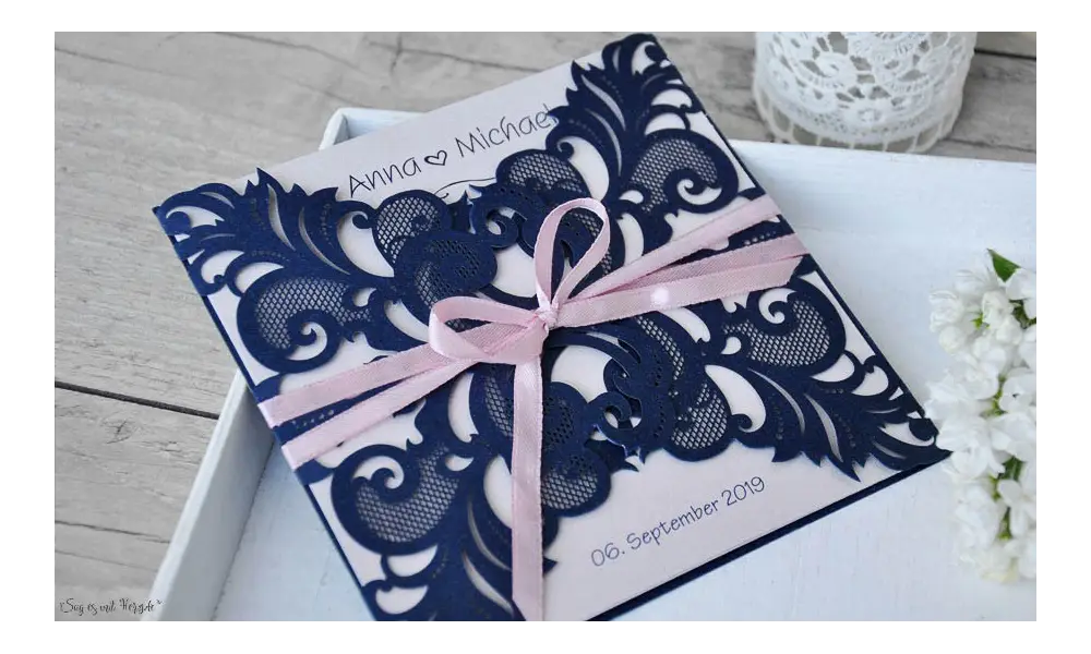 Edle Lasercut Einladungskarten Hochzeit Spitze blau rosa, navy blue, blush pink, Vintage