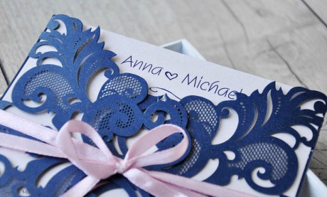 Edle Lasercut Einladungskarten Hochzeit Spitze blau rosa, navy blue, blush pink, Vintage