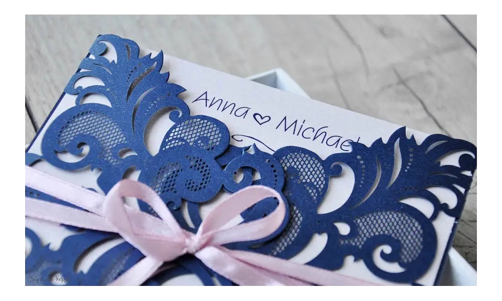 Edle Lasercut Einladungskarten Hochzeit Spitze blau rosa, navy blue, blush pink, Vintage