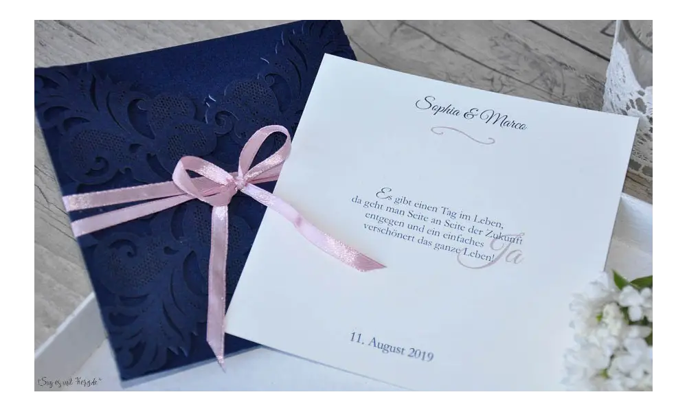 Edle Lasercut Einladungskarten Hochzeit Spitze blau rosa, navy blue, blush pink, Vintage