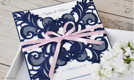 Edle Lasercut Einladungskarten Hochzeit Spitze blau rosa, navy blue, blush pink, Vintage