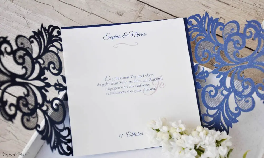 Edle Lasercut Einladungskarten Hochzeit Spitze blau rosa, navy blue, blush pink, Vintage