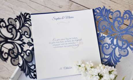 Edle Lasercut Einladungskarten Hochzeit Spitze blau rosa, navy blue, blush pink, Vintage
