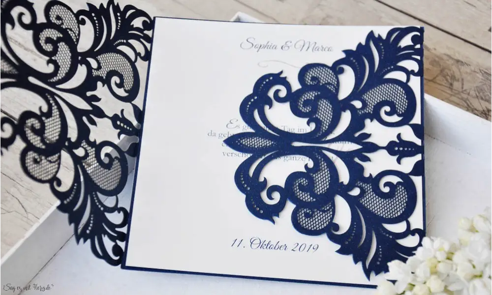 Edle Lasercut Einladungskarten Hochzeit Spitze blau rosa, navy blue, blush pink, Vintage