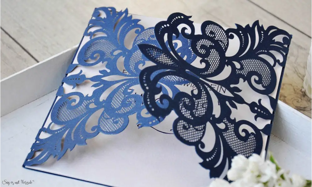 Edle Lasercut Einladungskarten Hochzeit Spitze blau rosa, navy blue, blush pink, Vintage