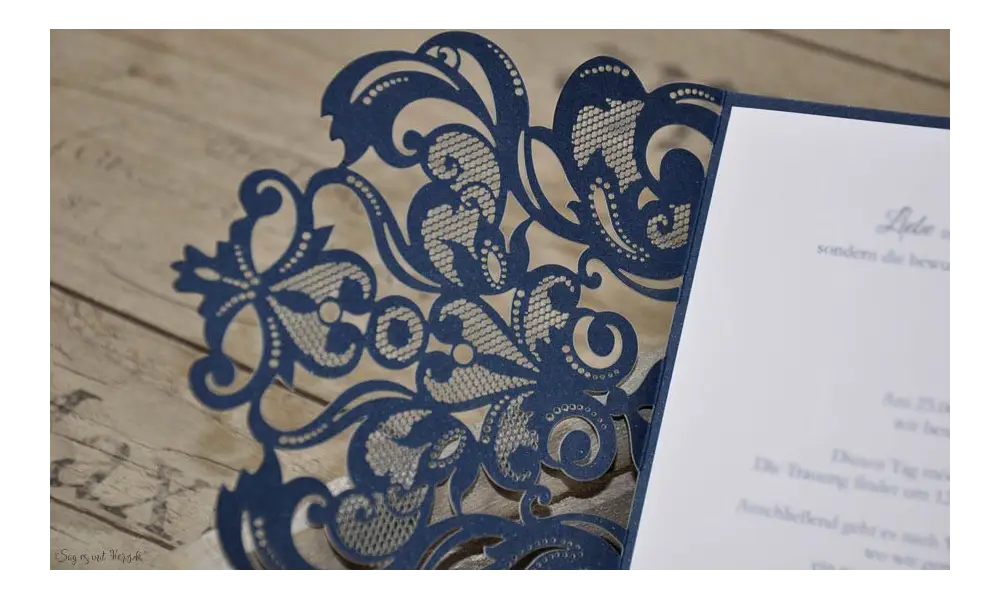 Edle Lasercut Einladungskarten Hochzeit Spitze blau rosa, navy blue, blush pink, Vintage