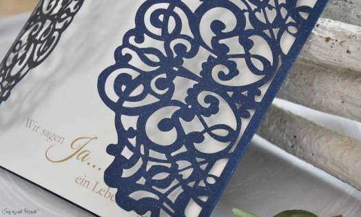 Einladungskarten Hochzeit Lasercut blau weiß Vintage Spitze