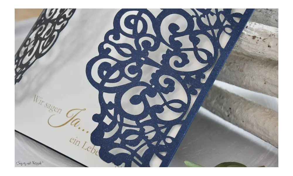 Einladungskarten Hochzeit Lasercut blau weiß Vintage Spitze