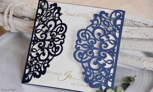 Einladungskarten Hochzeit Lasercut blau weiß Vintage Spitze