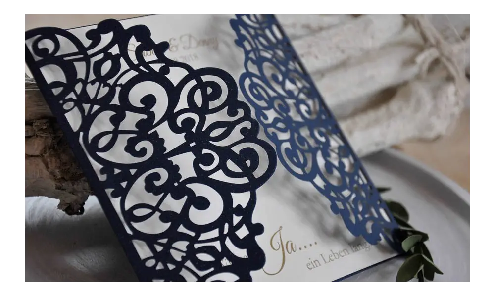 Einladungskarten Hochzeit Lasercut blau weiß Vintage Spitze