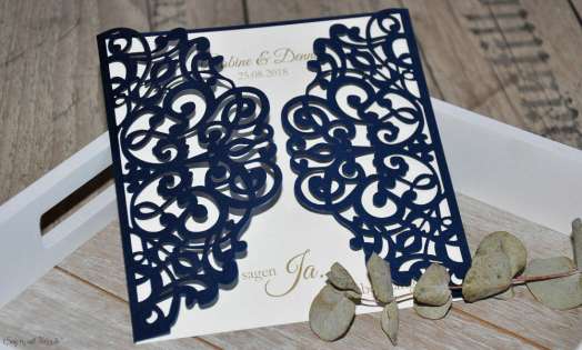 Einladungskarten Hochzeit Lasercut blau weiß Vintage Spitze