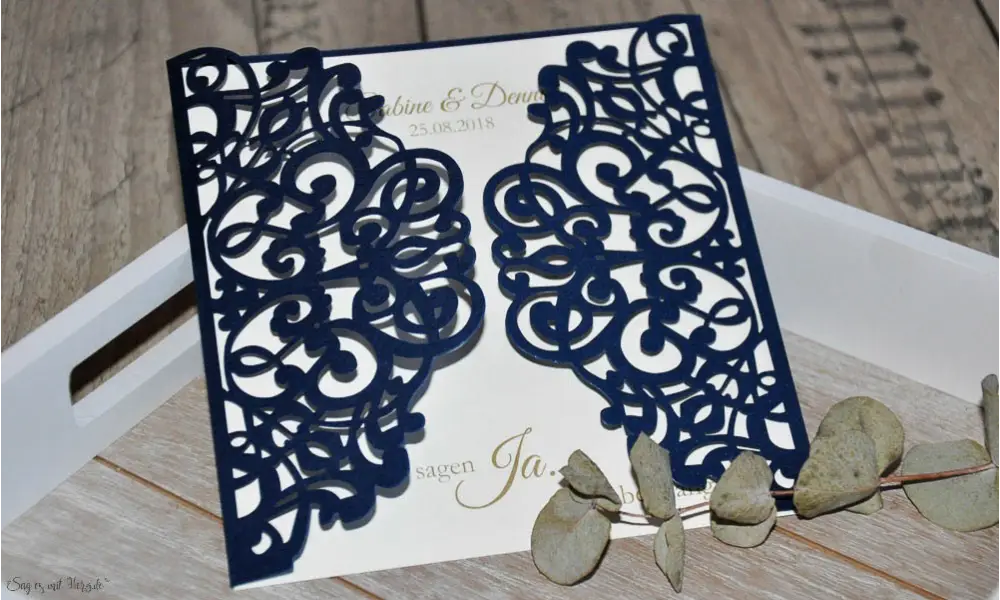 Einladungskarten Hochzeit Lasercut blau weiß Vintage Spitze