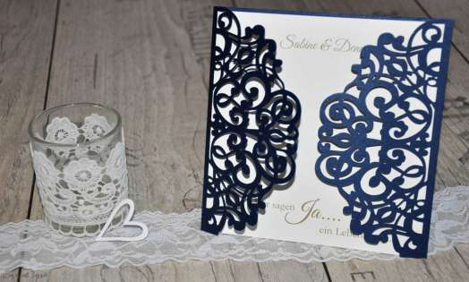 Einladungskarten Hochzeit Lasercut blau weiß Vintage Spitze