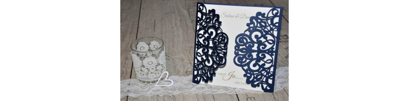 Einladungskarten Hochzeit Lasercut blau weiß Vintage Spitze