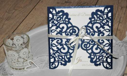 Einladungskarten Hochzeit Lasercut blau weiß Vintage Spitze