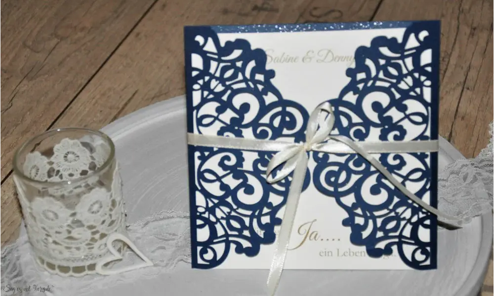 Einladungskarten Hochzeit Lasercut blau weiß Vintage Spitze