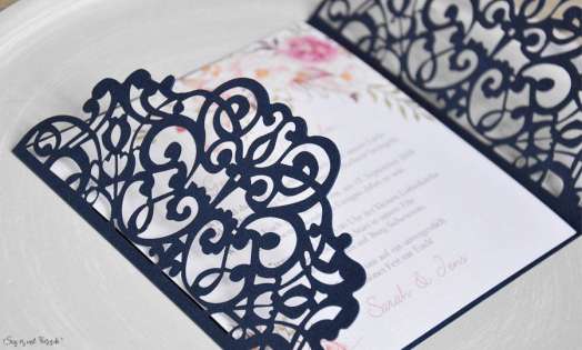 Einladungskarten Hochzeit Lasercut blau weiß Vintage Spitze